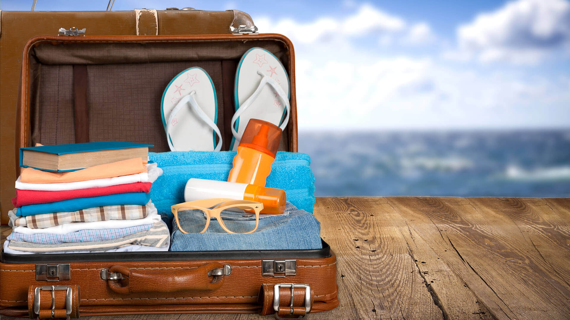 Travelling is expensive. Чемодан путешественника. Чемодан на море. Отпуск чемодан. Чемодан с вещами.